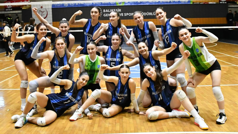 VOLEYBOLCULARIMIZ LİGİ GALİBİYETLE BİTİRDİ..